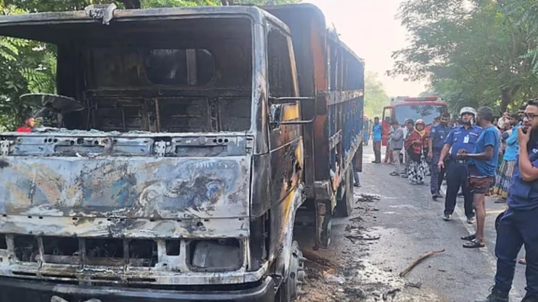 পদ্মা সেতুর সামনে এক্সপ্রেসওয়ে অবরোধ করে ট্রাকে আগুন, ককটেল বিস্ফোরণ